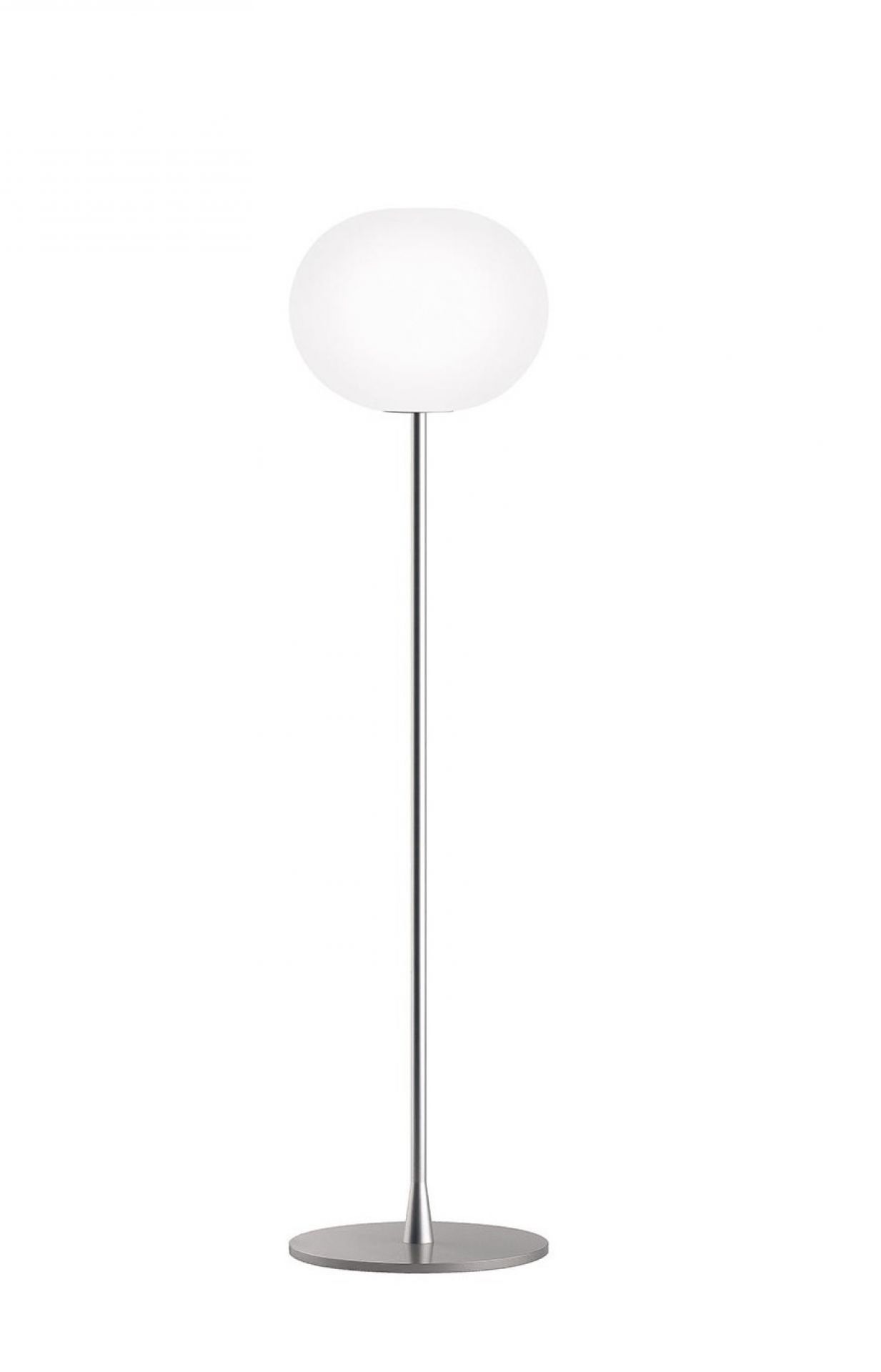 Glo Ball Stehleuchte von Flos: Moderne Stehlampe mit rundem, weißem Diffusor und silbernem Fuß.
